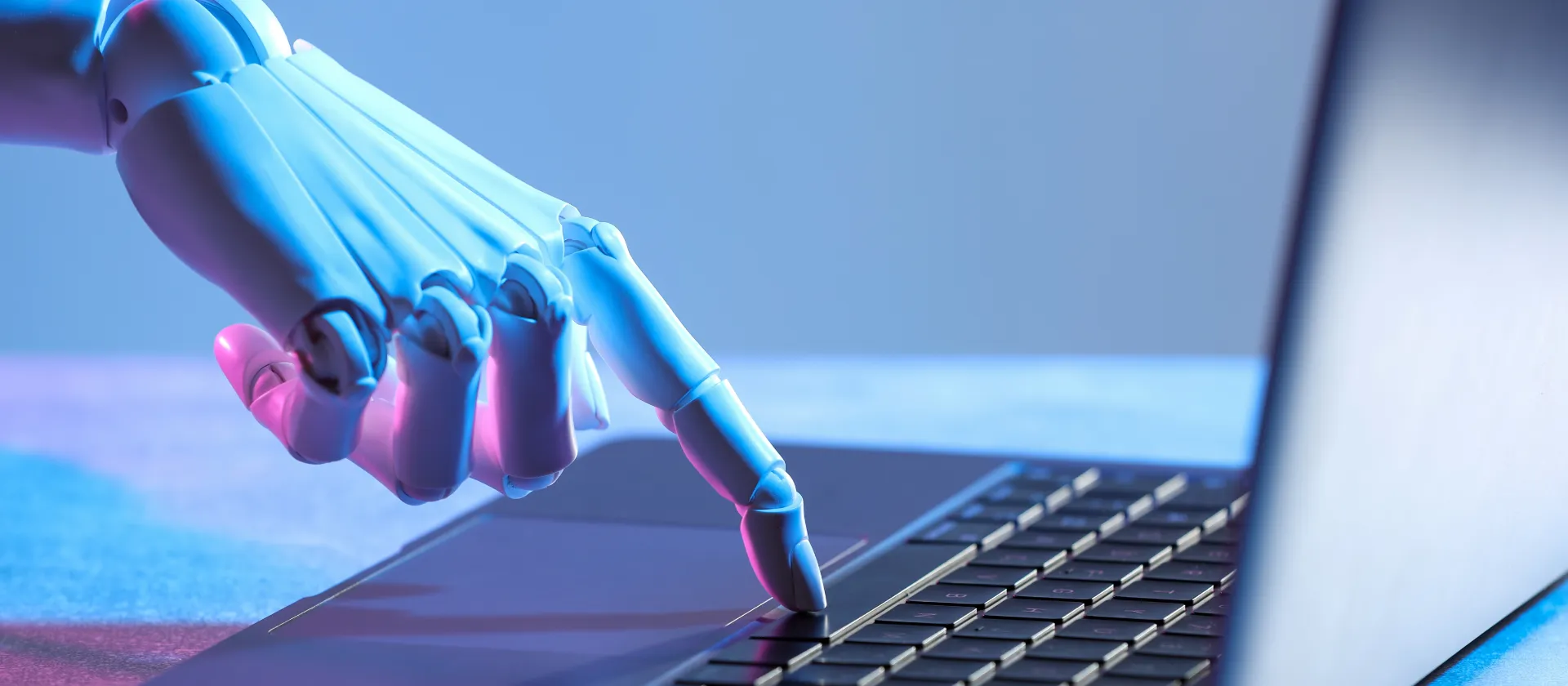Roboterhand tippt auf Laptop 