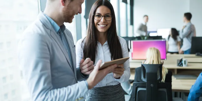 Zwei Mitarbeitende aus dem Bereich SAP betrachten etwas auf einem Tablet