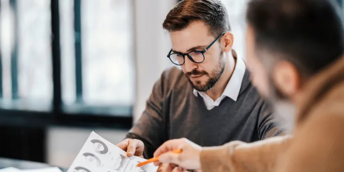 Strategie und Business Meeting Chart und Statistiken zwei Männer