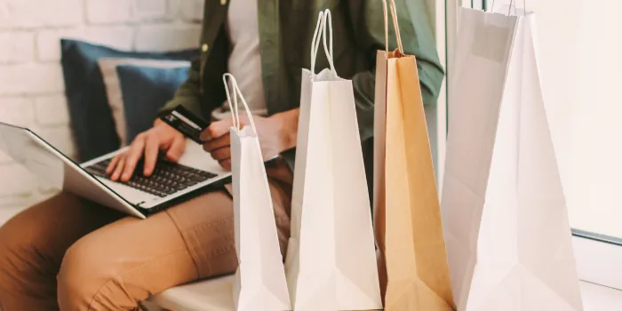 Auf der Fensterbank mit Tüten