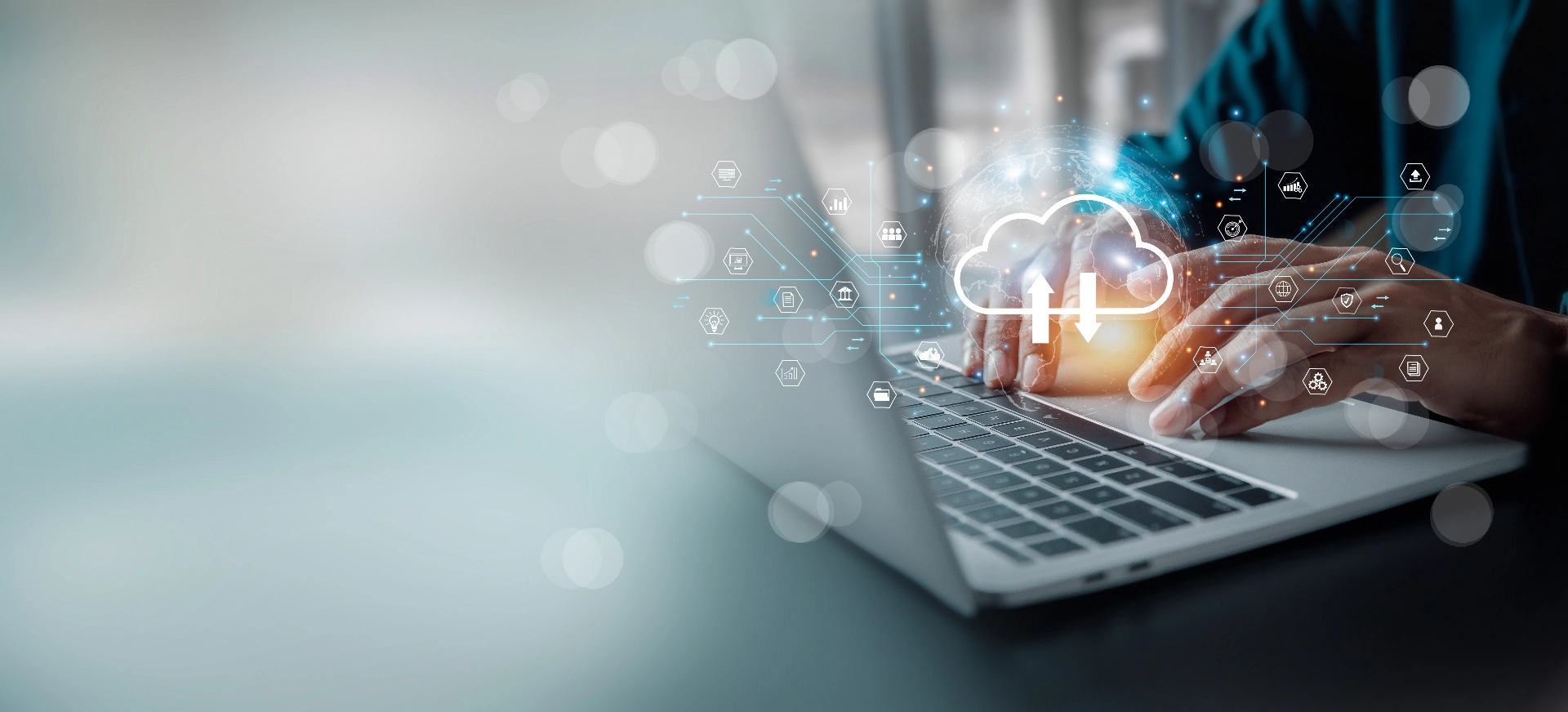 Mann schreibt auf Laptop Cloud Data Komposition Datentransfer