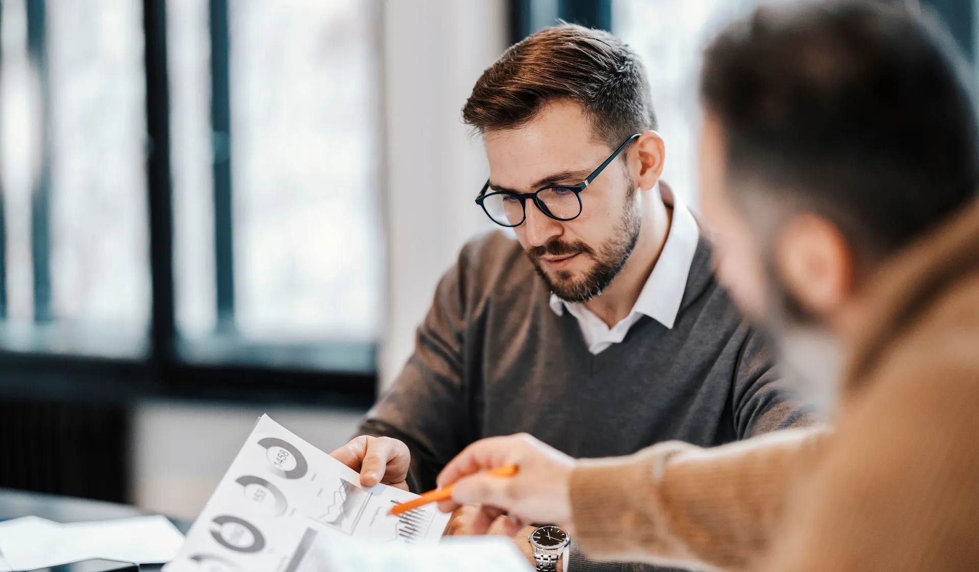 Strategie und Business Meeting Chart und Statistiken zwei Männer
