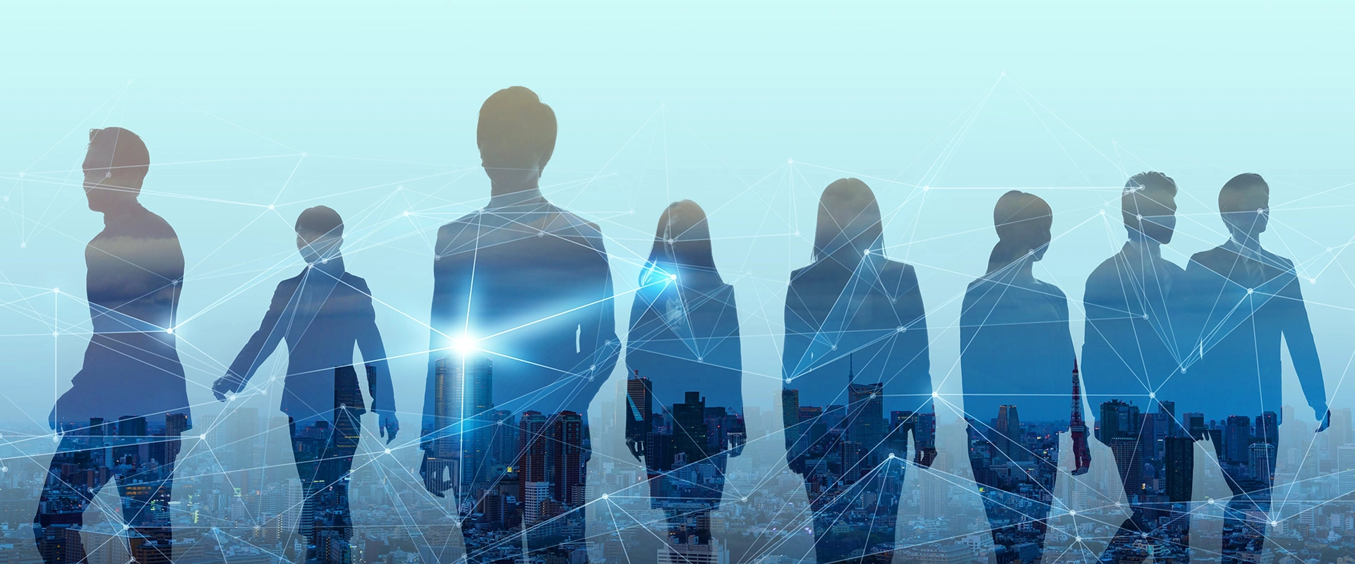 Symbolic image for team, network and digital transformation: Silhouettes of people over a cityscape, connected by digital lines – representing collaboration, vision and a holistic view on financial crime compliance.